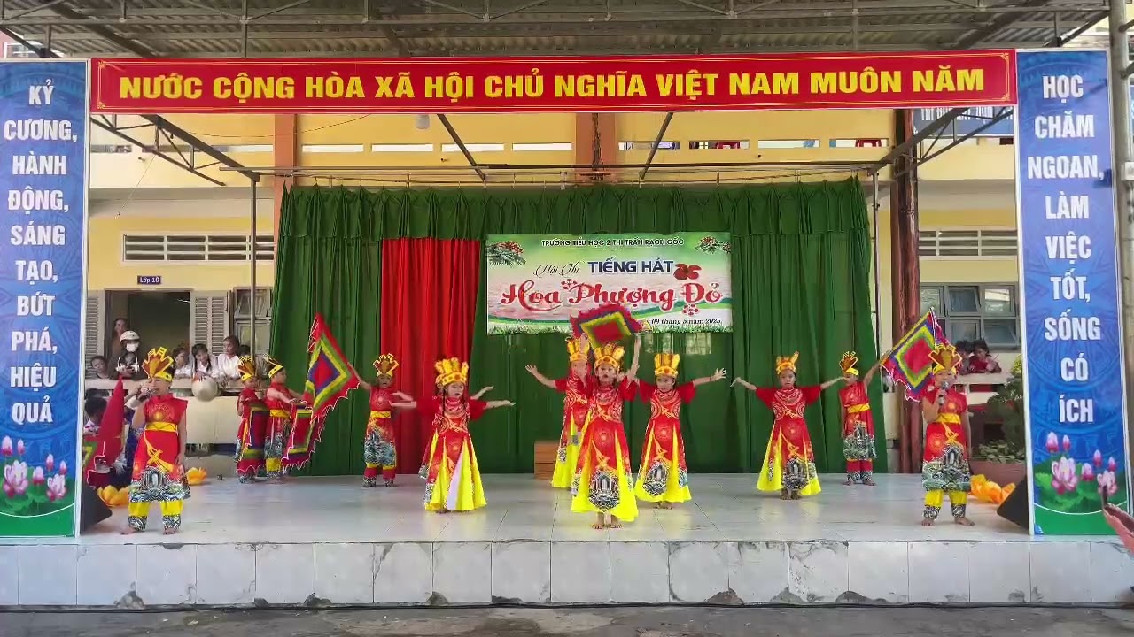 Múa Hào khí Việt Nam lớp 1B trường TH2 thị trấn Rạch Gốc
