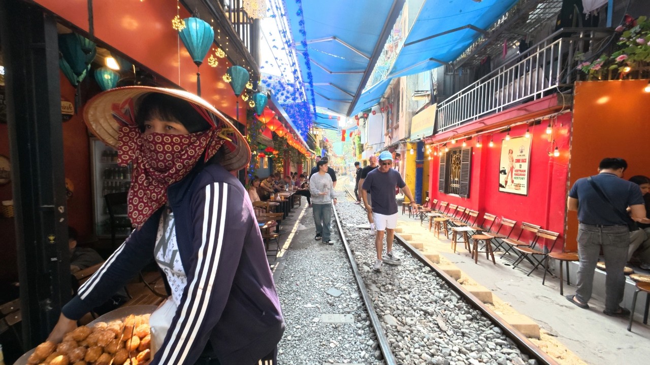 Hanoi Train Street Walk 🇻🇳