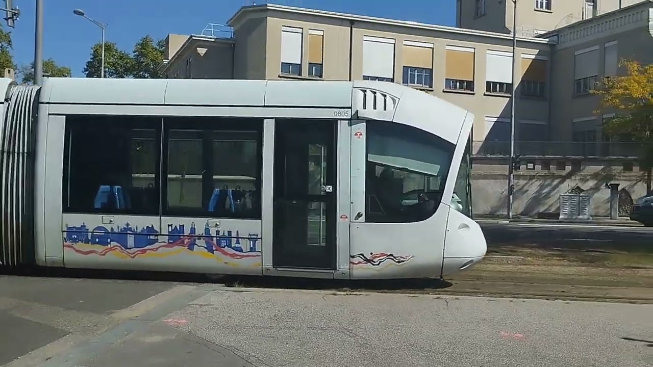 D&eacute;part de la 805 tram T5 &agrave; Grange Blanche