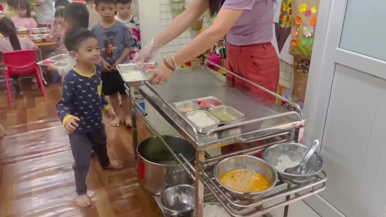 Bữa trưa vui vẻ của các bé lớp MGL A1