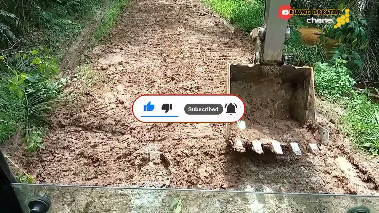 excavator kecil mengeruk lumpur😱 yg tergenang di badan jalan sehabis hujan ||perkebunan kelapa sawit