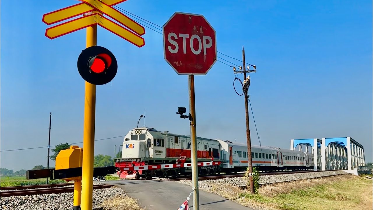Perlintasan Unik Kereta Api Johoclumprit Jombang, Jawa Timur