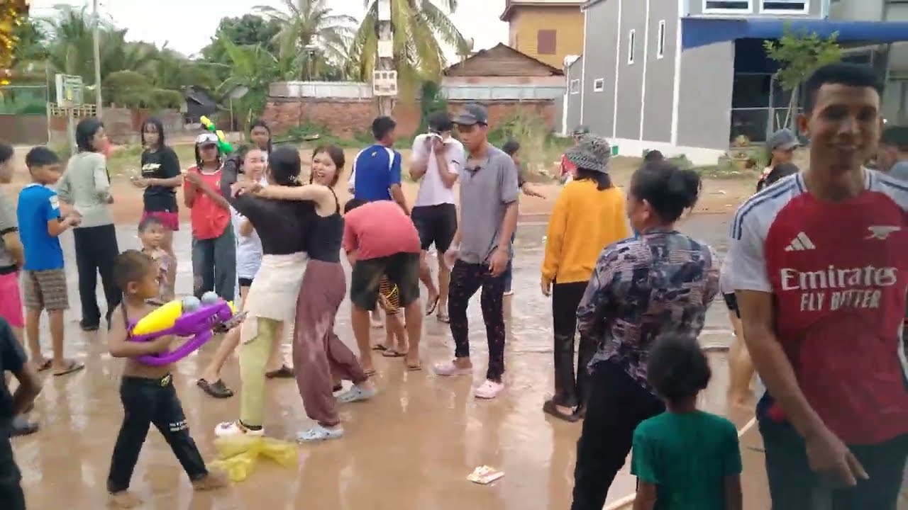 ជិតចូលឆ្នាំថ្មីទៀត តោះដើរលេង បងប្អូន🤣😅😂#2 (videoឆ្នាំចាស់ ចូលឆ្នាំថ្មីប្រពៃណីជាតិខ្មែរ)