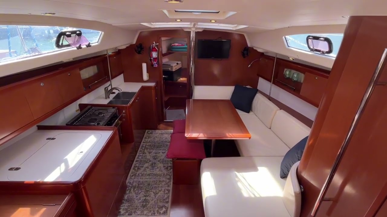 BEAUTIFUL 2011 BENETEAU OCEANIS 40 W/ YANMAR DIESEL 3JH5 (2030 HRS)