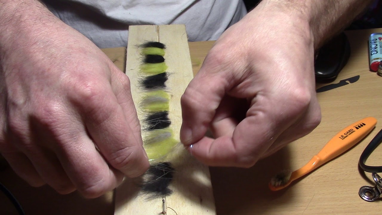 Table pour réaliser des  chenilles en lapin pour streamer. Méthode des dubbing Brush
