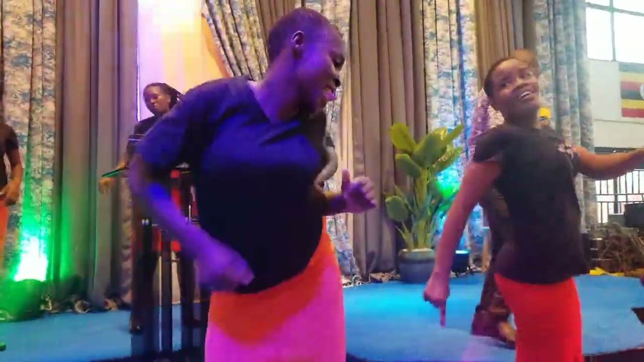 GREAT PRAISE  BY MASS CHOIR  - -  FRESH FIRE KIREKA