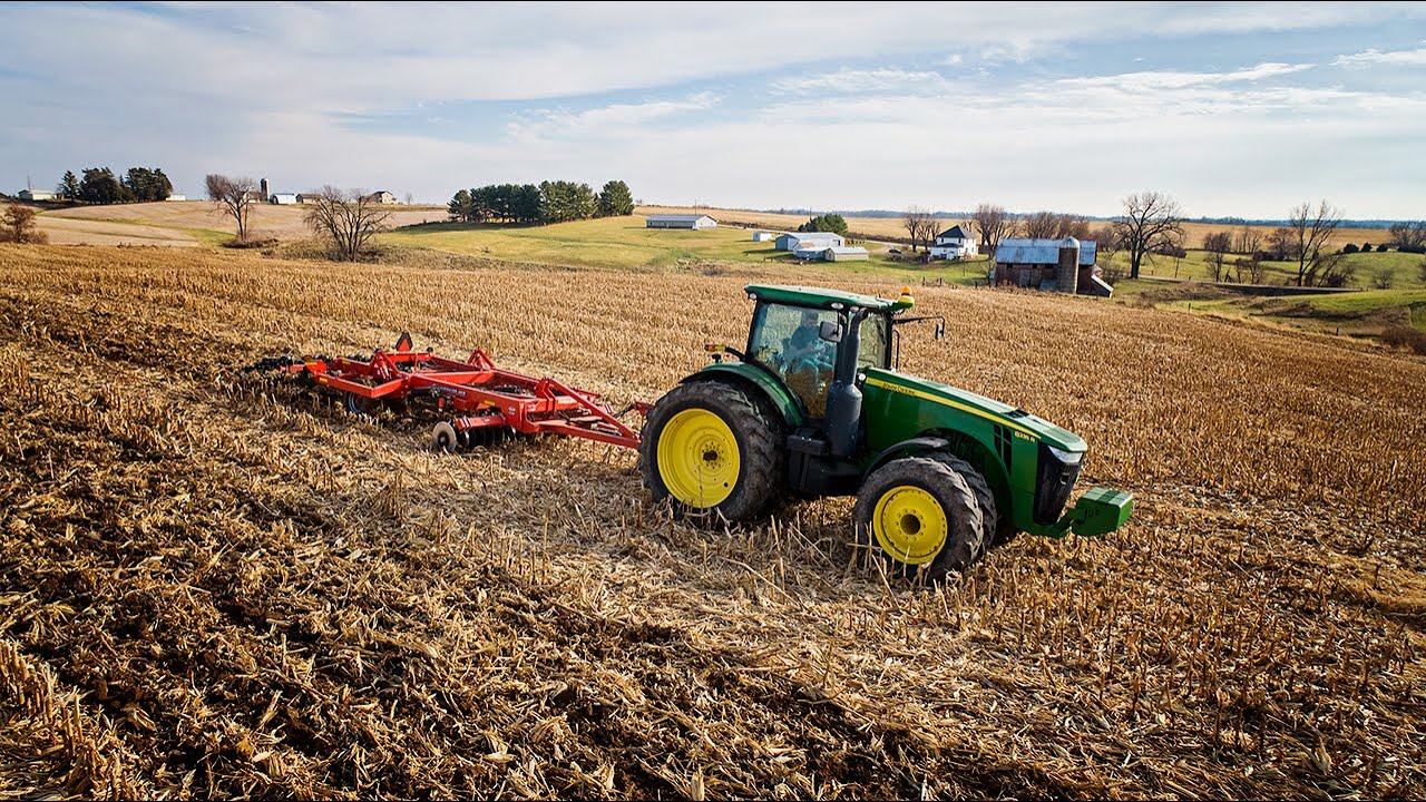 John Deere 8235R Gets A Workout | KUHN Krause Landsaver 4810