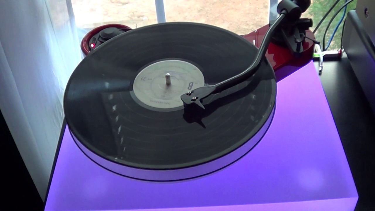 Pro-Ject Carbon RPM3 with Acryl IT Platter and Acrylic LED Isolation Platform
