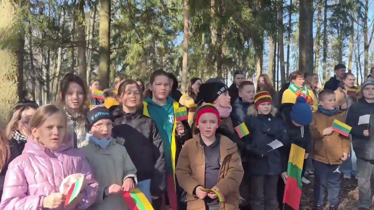 Raseinių r. Ariogalos gimnazijos bendruomenės žygis, skirtas paminėti Kovo 11-ąją💛💚❤️