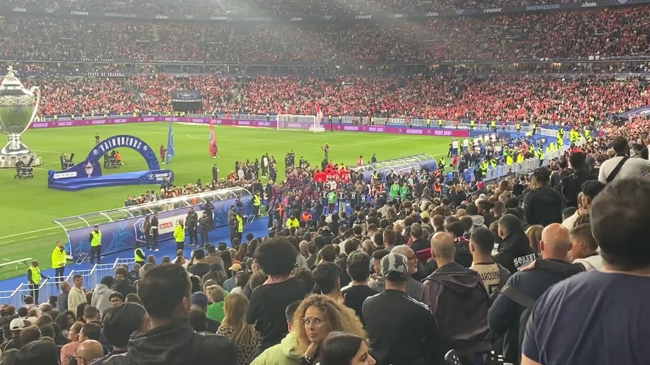 PSG - Reims Coupe de France Remise du trophée we are champion feu d’artifice 2025
