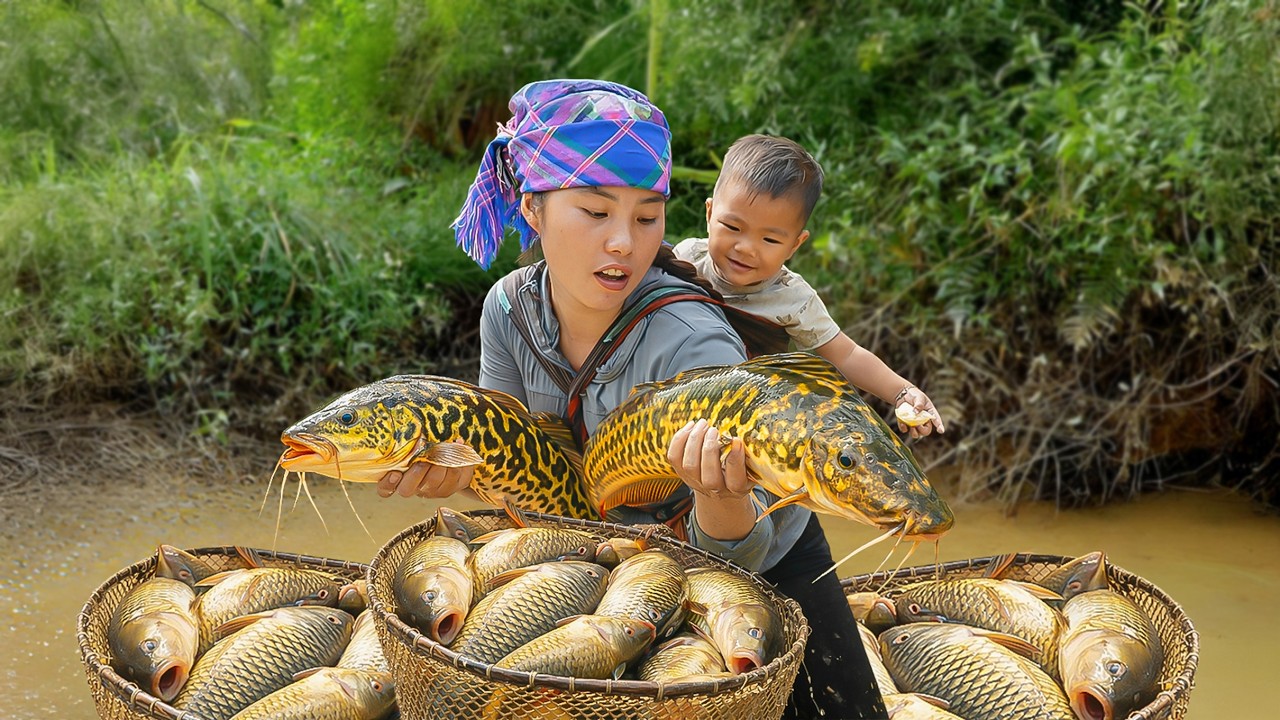 Abandoned Pond Hiding Giant Old Fish | Incredible Fishing Day of Chuc Duong and Khoi | Village Life