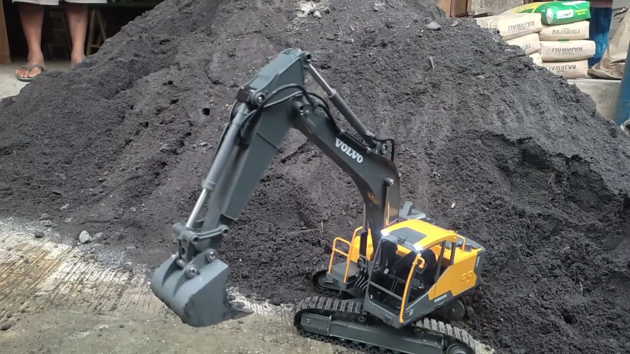 Excavator volvo menggali pasir Merapi 