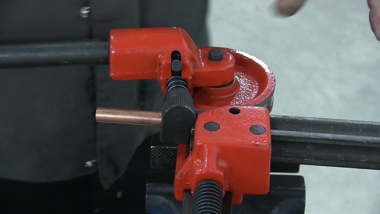 Atelier cuivre cintrage 'S' avec cintreuse d'établi