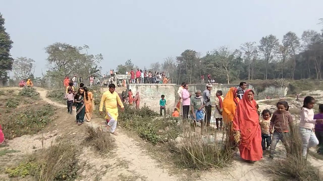 माता रानी की स्थापना के लिए कलश यात्रा निकाली है 