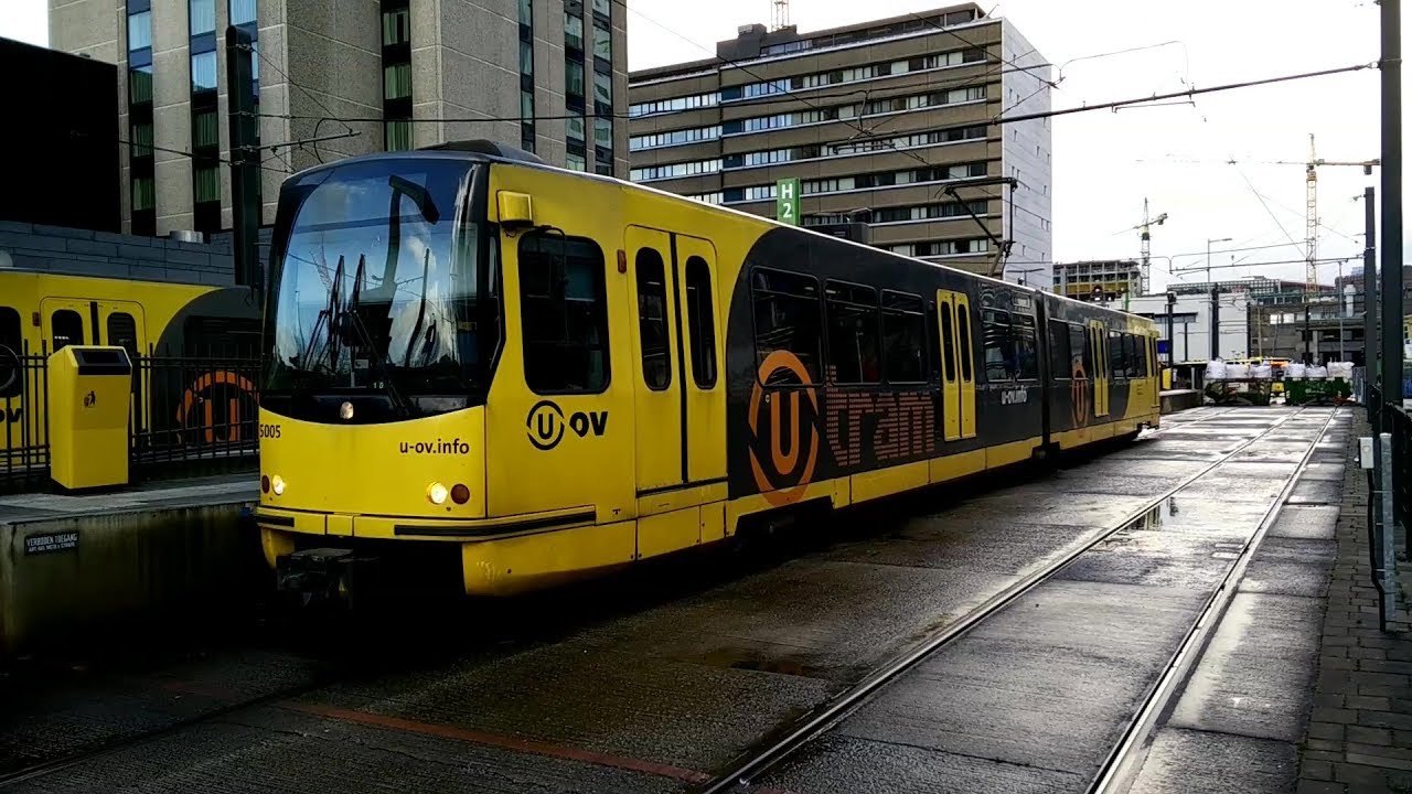 Sneltram 5005 vertrekt vanaf Jaarbeursplein