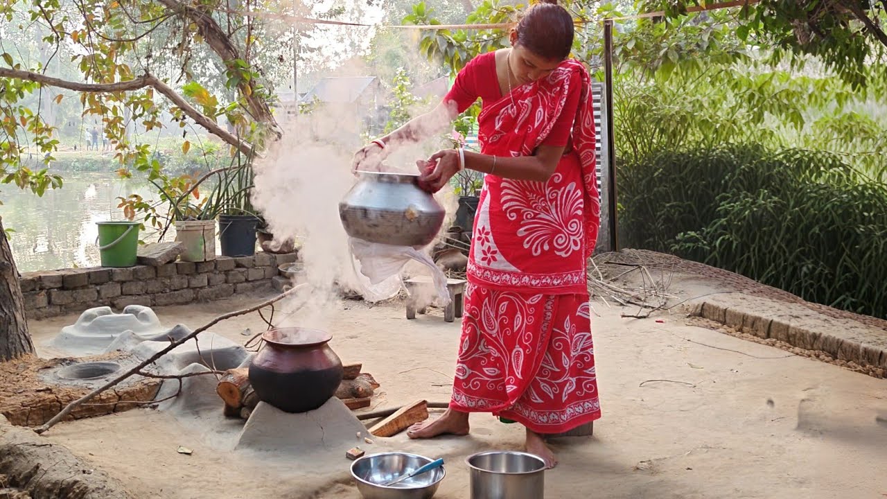 Santhali women making Doomboh – Traditional Steamed Adivasi Village Food