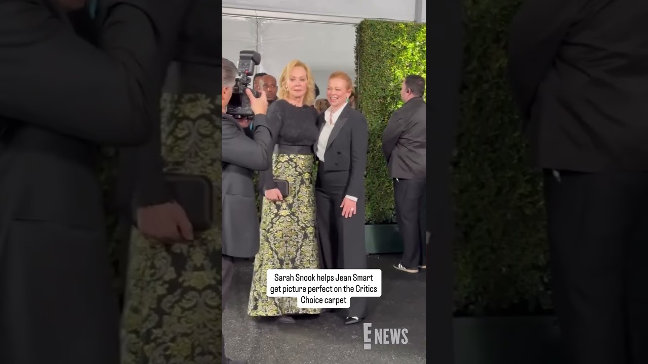 Sarah Snook helps Jean Smart get picture perfect on the 