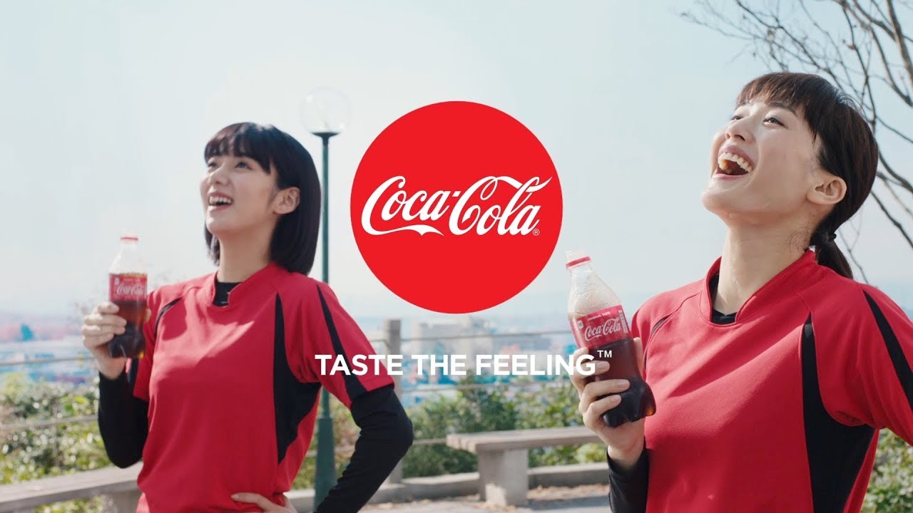 綾瀬はるか、初共演の池田エライザとサッカー部を結成！？　『コカ･コーラ』新CM「福がいっぱい」篇「自販機で運だめし」篇＆メイキング映像