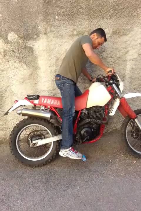 Luca prova ad accendere Yamaha TT