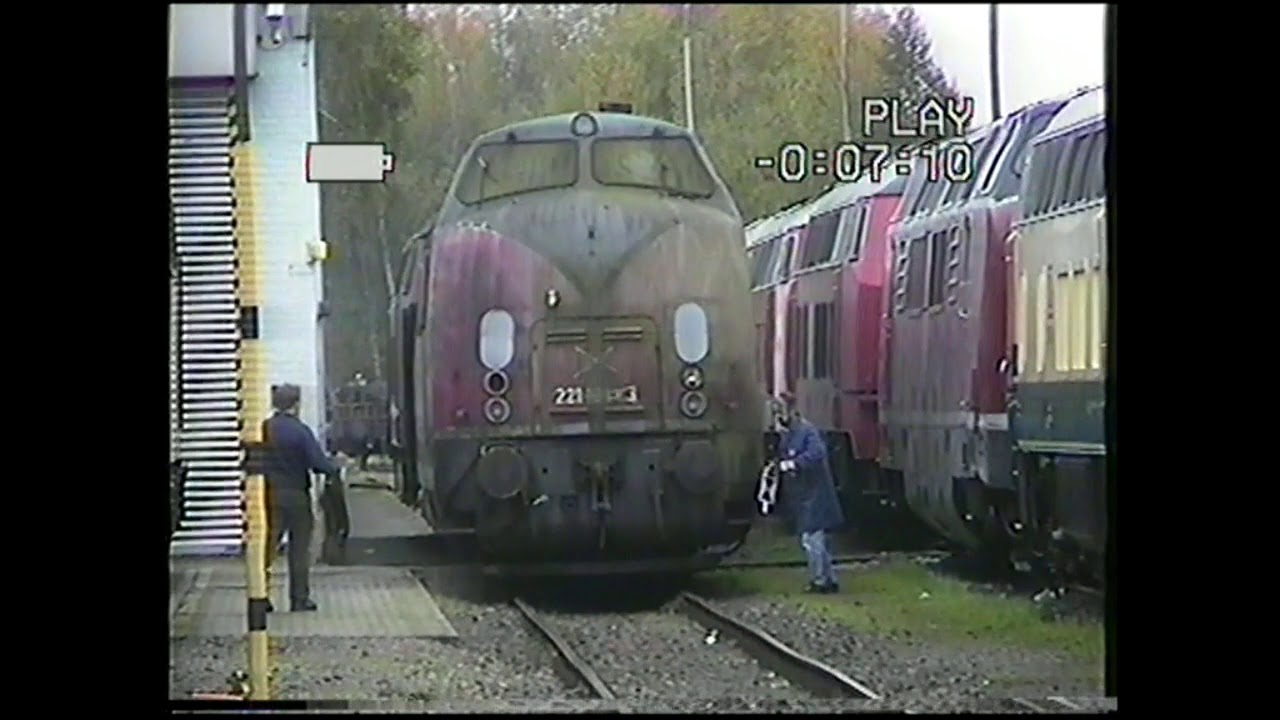Die Rettung für V200 116 nach ihrem Unfall naht: 216 148 mit 221 104 ins AW