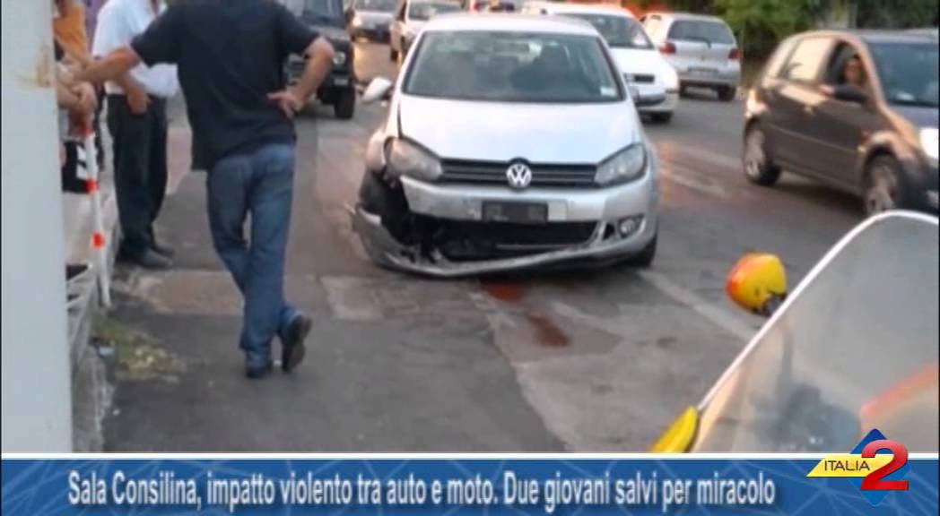Sala Consilina, impatto violento tra auto e moto. Due giovani salvi per miracolo
