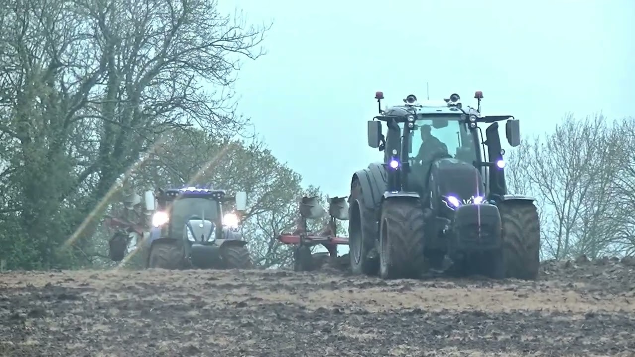 Valtra T255 & New Holland T.270 ploughing in the rain!