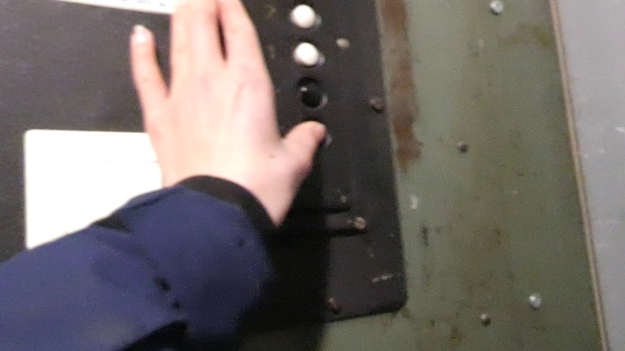 Erittäin mahtava ja äänekäs Koneen alkuperäinen tavaraköysihissi @ Vesijärvenkatu 38, Lahti