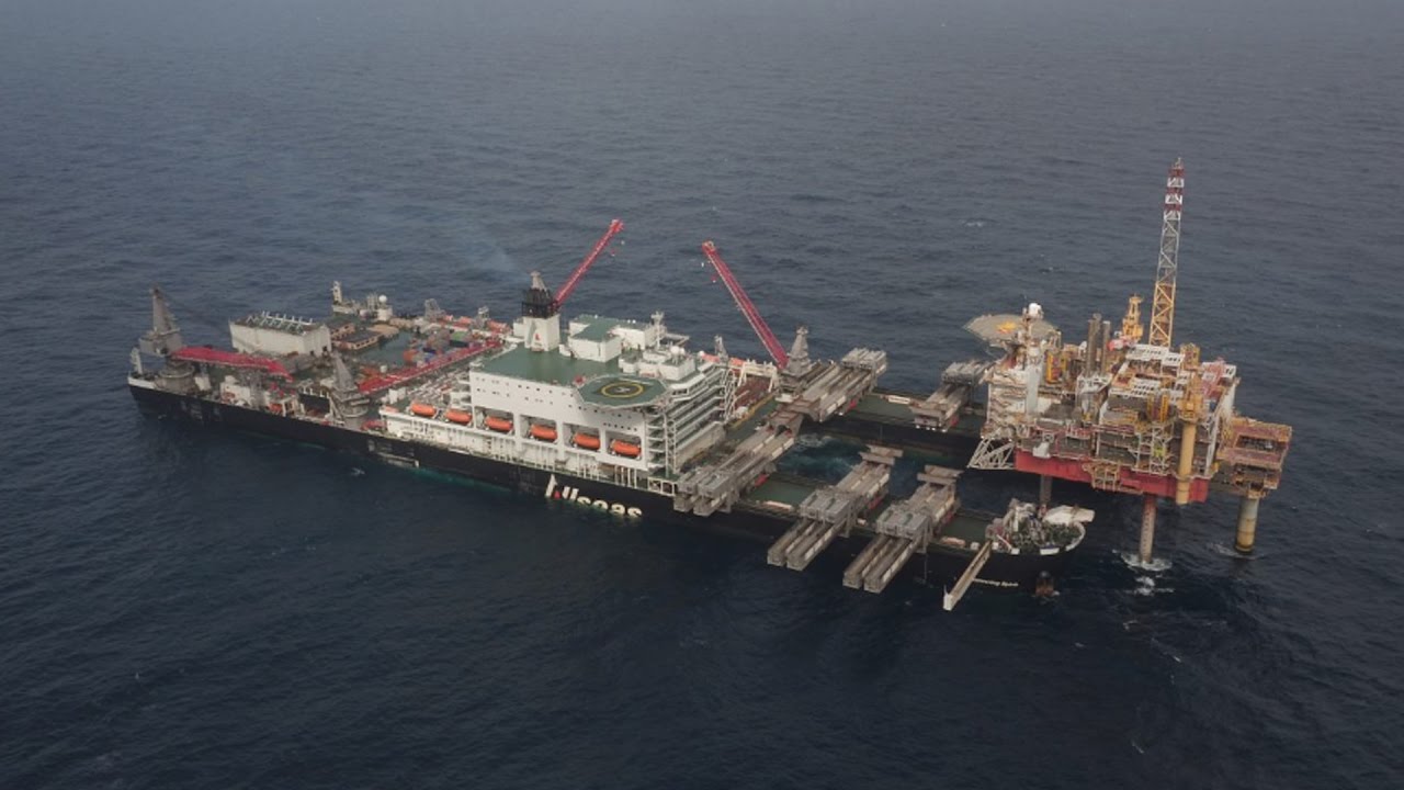 Pioneering Spirit передвигает огромную нефтяную платформу