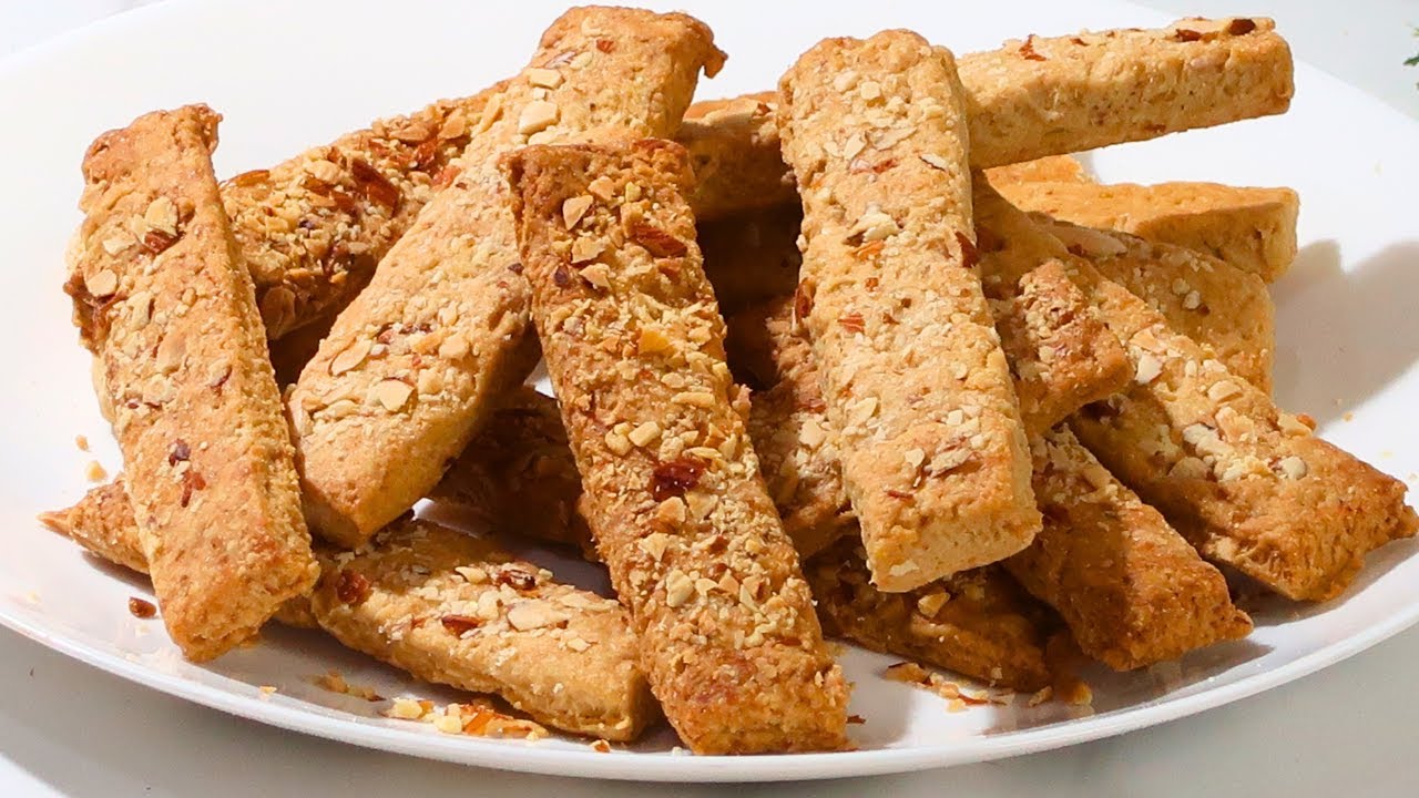 बिना अंडा बिना चीनी घर की 4 चीजों से बनाये बेकरी जैसे क्रिस्पी बिस्कुट बनाये  Perfect Almond Stick