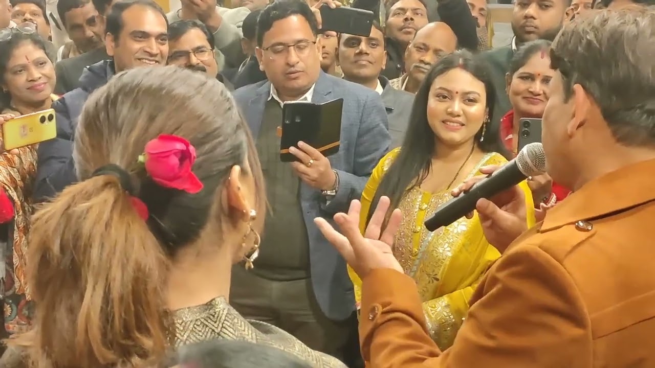 जब दिल्ली मे मनोज तिवारी के घर पहुँच कर गीत गाया अक्षरा सिंह ने | बहुत ही जोरदार वीडियो |