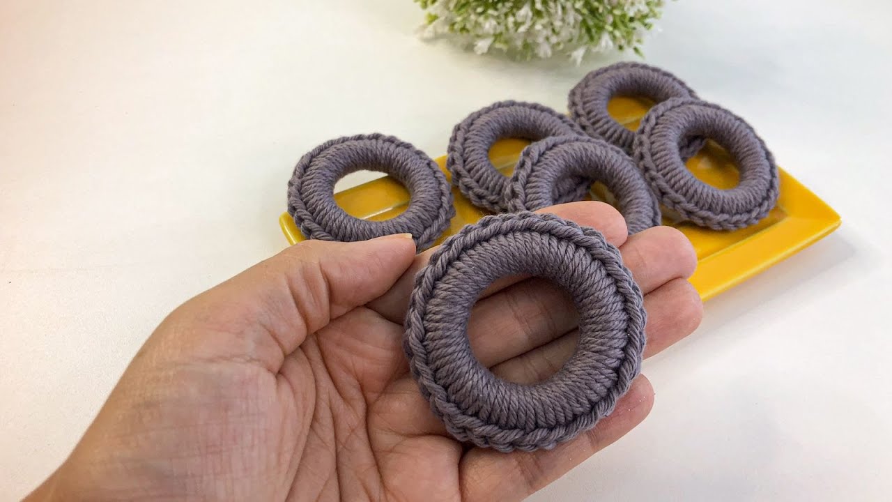 Porta Guardanapo de crochê simples - como envolver a argola na linha de crochê.