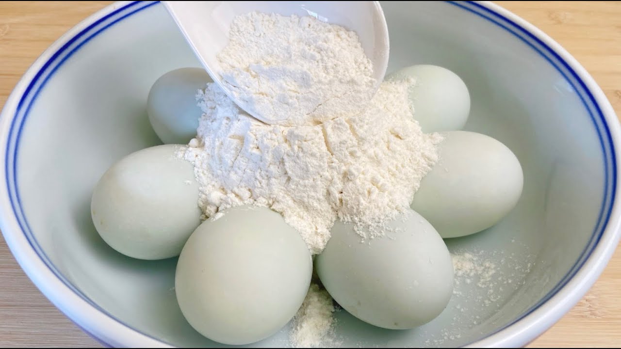 麵粉倒進鴨蛋里，真是厲害了，奶奶用了50年的配方，個個流油起砂 Salt duck eggs 盐鸭蛋