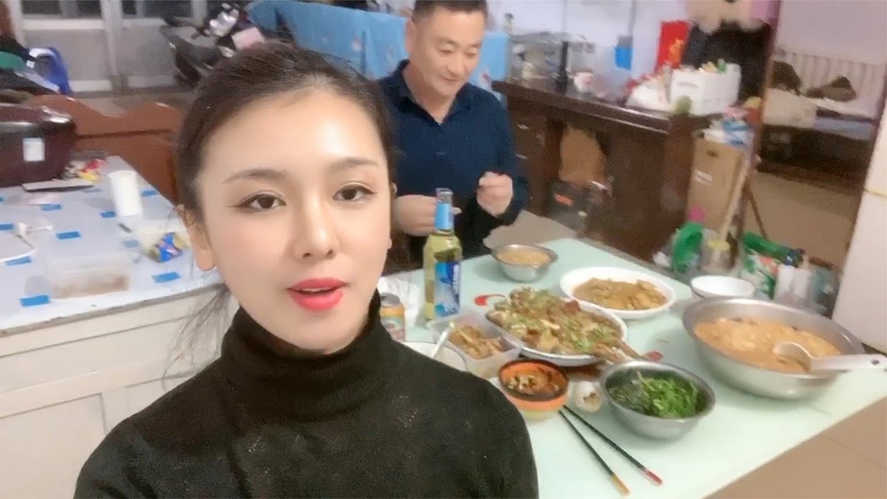 东北人家，煮了一锅大碴子，炖了几条湖鱼，野菜蘸酱，再来壶白酒