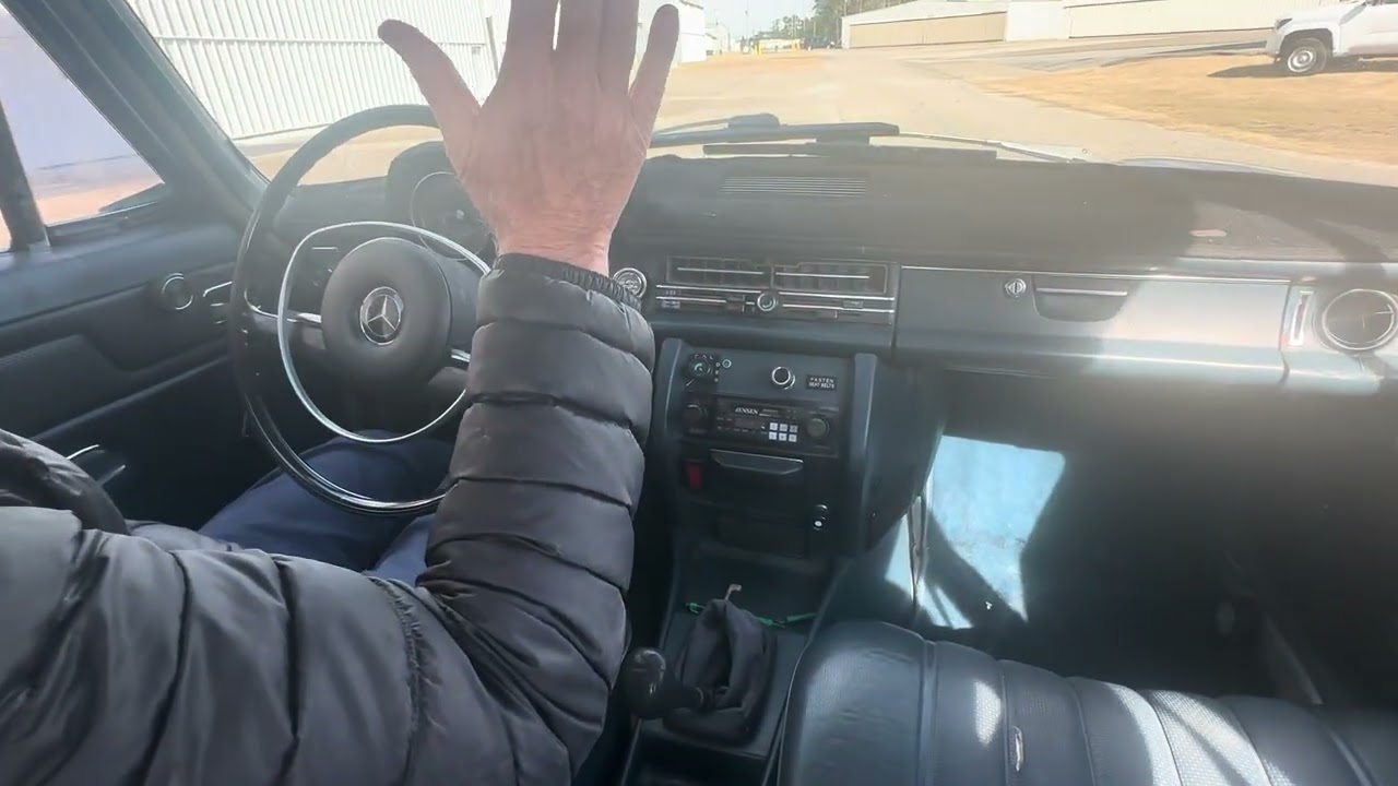 Mercedes-Benz 220 D Cold Start