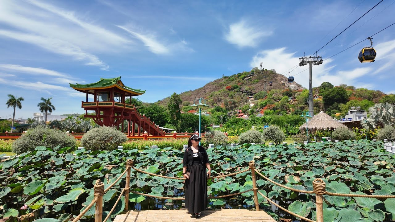 Journey to the top of Mount Sam (Vietnam) to admire the beautiful scenery under the morning sunlight