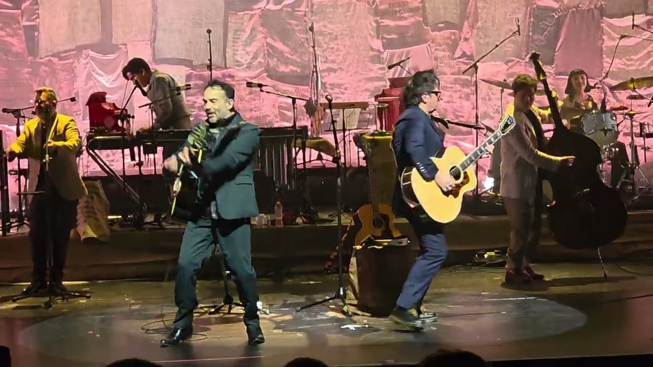Los Bunkers - Intro Un año mas, Ven Aquí - Teatro Biobío, Concepción (11/07/2025)