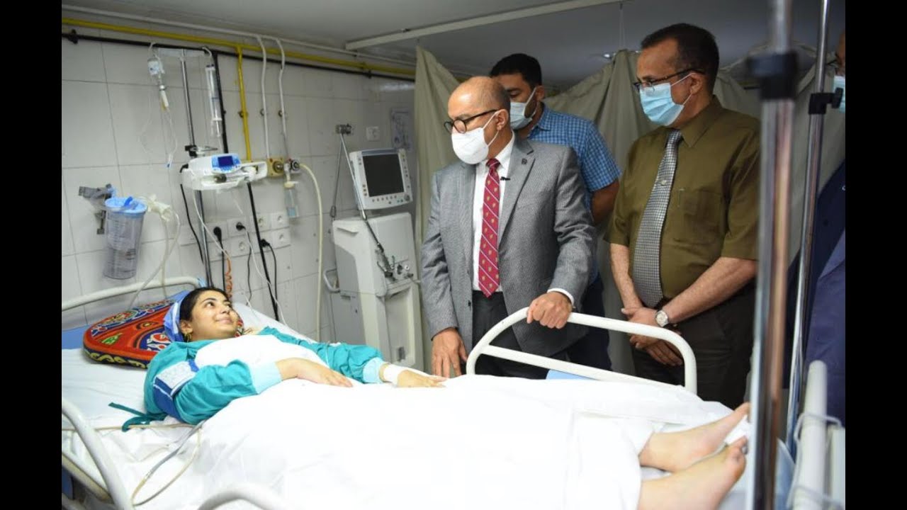 رئيس جامعة أسيوط يزور الطالبة منة الله هشام حسن إثر تعرضها لحادث دهس بأسيوط