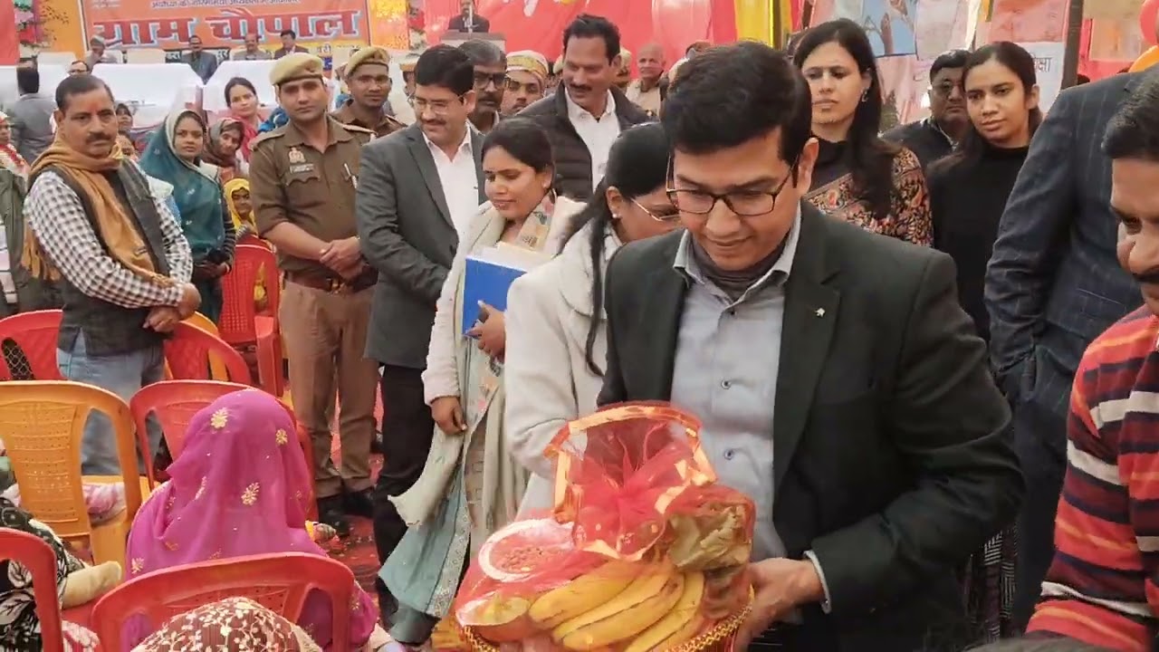 #सुल्तानपुर मंडल आयुक्त अयोध्या  ने ग्राम चौपाल में लगे स्टालों का किया निरीक्षण