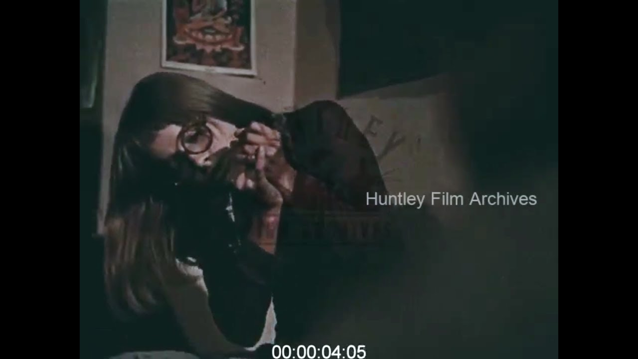 People Smoking Marijuana in the 1970s - Film 1093611