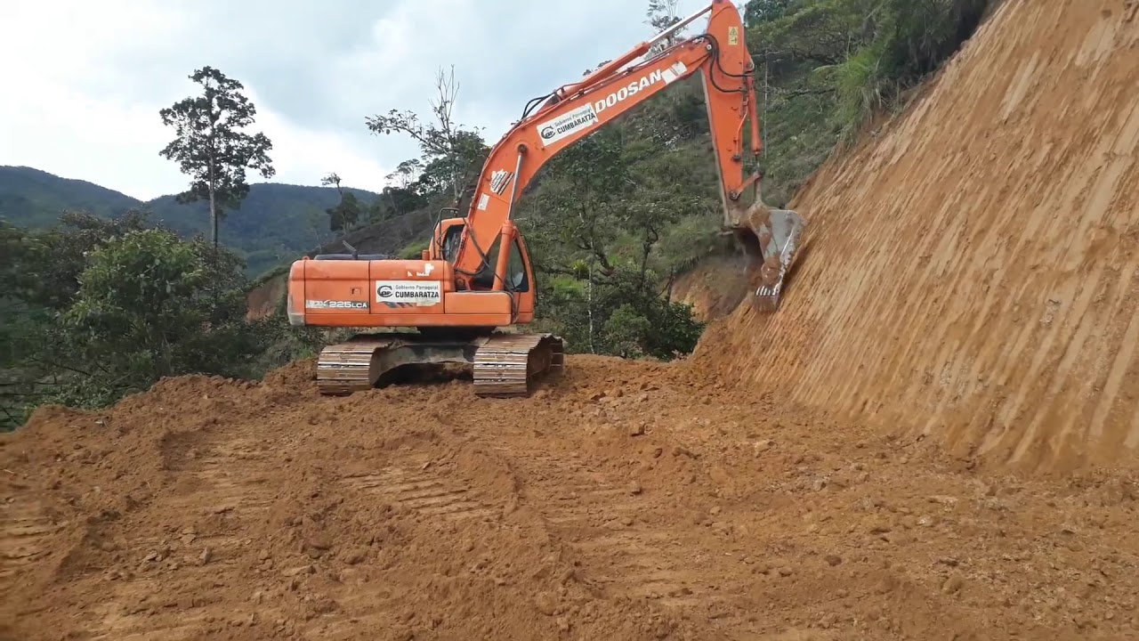 Corte de talud con excavadora