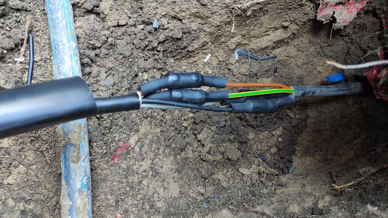 Poškodená elektrická prípojka - poškodený elektrický kábel v zemi