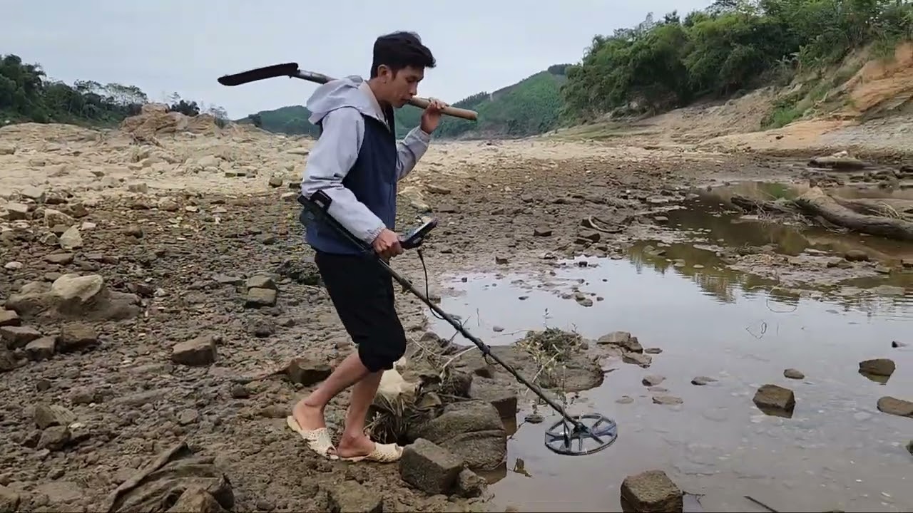 Phát Hiện Đầu Rồng Bằng Dồng Thời Lý Trong Khi Dò Kim Loại Dưới Dòng sông Lô