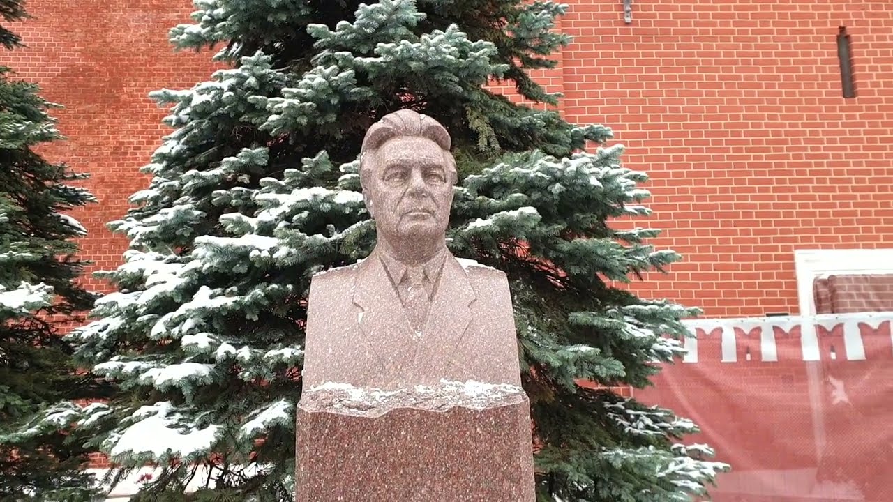 По вашей просьбе. Стaлин, Брeжнев у Кремлевской стены....