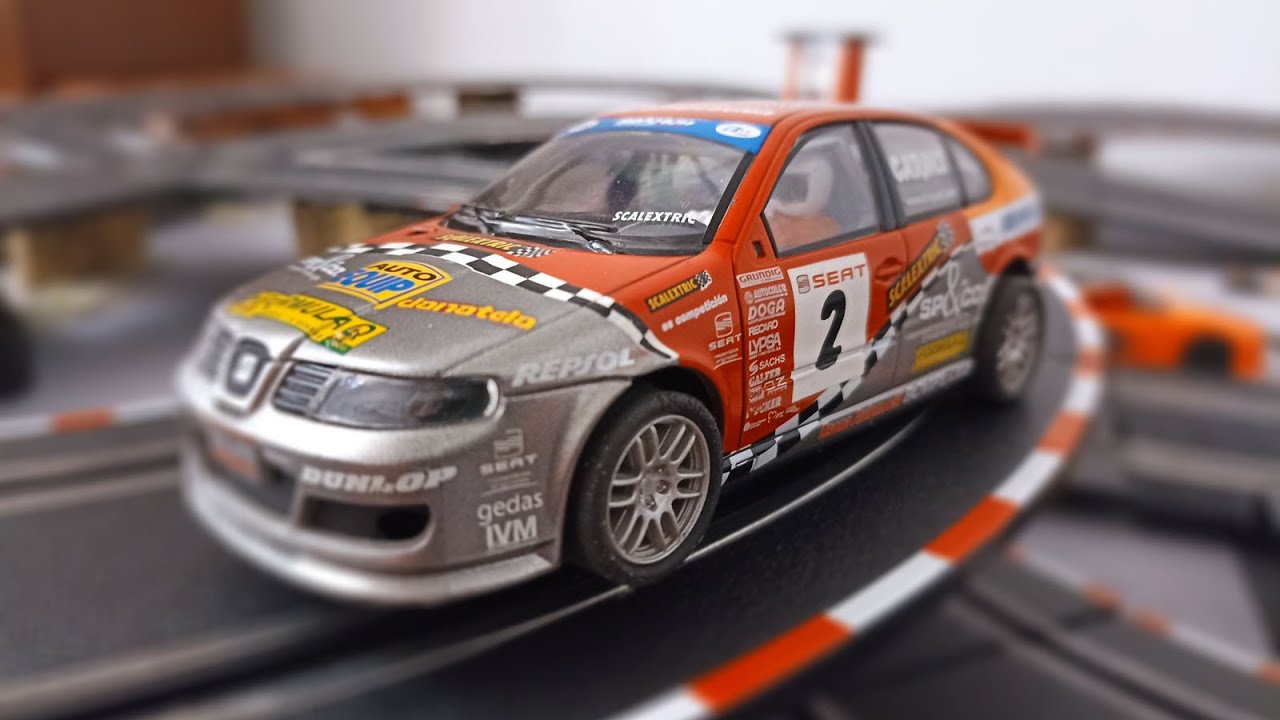 Coche Slot 1:32 en circuito Atrapa al Ladrón 1:43