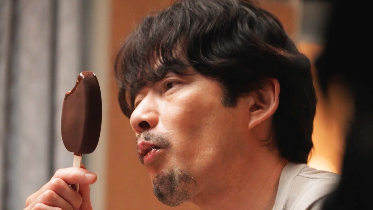 竹野内豊、色気たっぷりの表情でアイスをパクリ！メイキングでは“ドヤ顔”見せる姿も　PARM新CM「この旨みは、パルムだけ。」篇