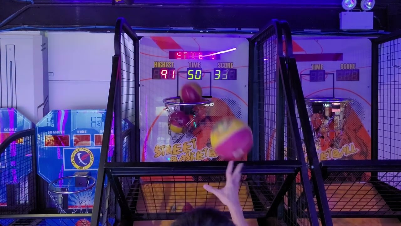 [Christmas in July 2024] Street Basketball Arcade with XS size basketballs (Front view) 街頭籃球機雙手配三號籃球