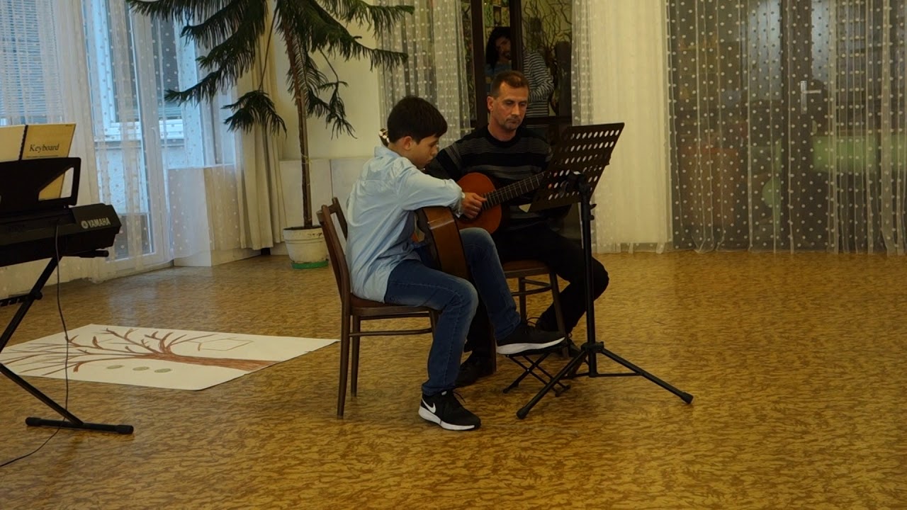 Jakub hra na gitaru - otvorenie vernis&aacute;že 