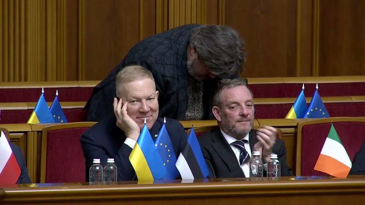 Halla-Aho tempaisi ukrainaksi Ukrainan kansanedustajille   koskettavat reaktiot suomikäännös