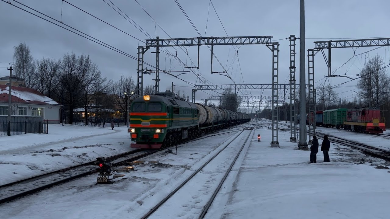 Зелёный ДМ62-1781 с вывозным составом на станции Павловск 