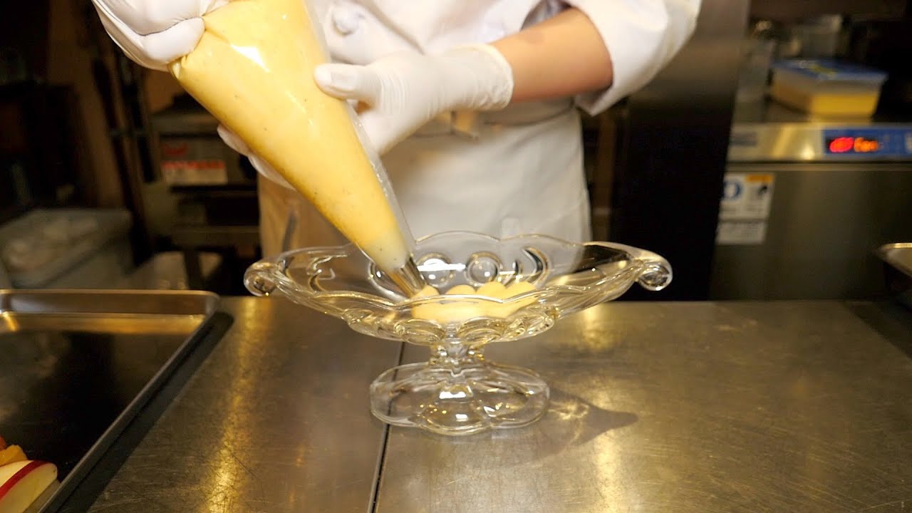 厳選した旬なフルーツを味わえる老舗果物屋の高級フルーツパフェの作り方